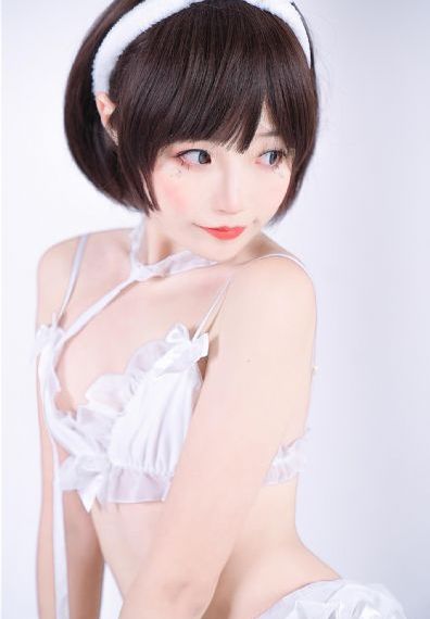 两个女人在有风景的海滩_4K在线观看